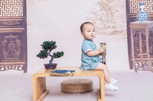 吉安女宝宝换尿布 吉安女宝宝换尿布